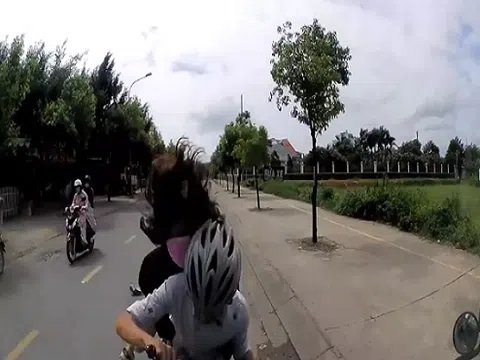 Video: Hú hồn cặp đôi đi xe máy đâm thẳng vào đầu ô tô mà vẫn bình an vô sự