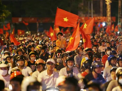 Người dân cả nước đổ ra đường ăn mừng chiến thắng lịch sử của Olympic Việt Nam