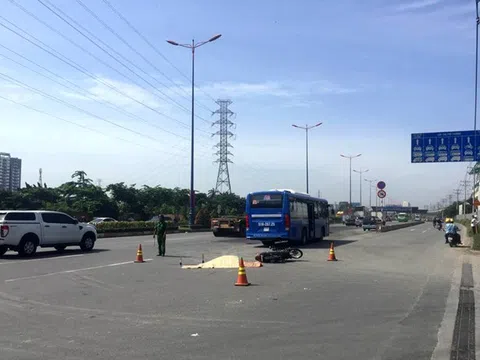Clip: Va chạm giao thông, một phụ nữ bị xe buýt cán tử vong trên xa lộ Hà Nội