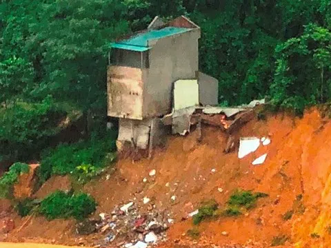 Kinh hoàng: Ngôi nhà 2 tầng đổ sập xuống sông trong tích tắc