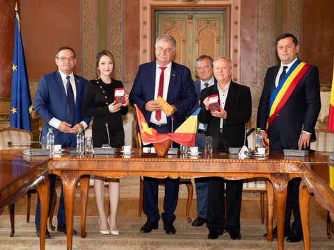  Công du Rumani, Lý Nhã Kỳ được trao quyết định làm đại sứ du lịch tỉnh Gorj 