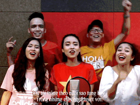 Học trò Noo Phước Thịnh cùng dàn sao trẻ hát vang `Tiến lên Việt Nam`