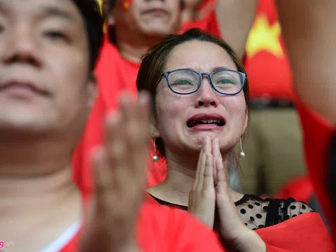 CĐV nữ rơi lệ, buồn bã khi Olympic Việt Nam đớn đau trên chấm 11m