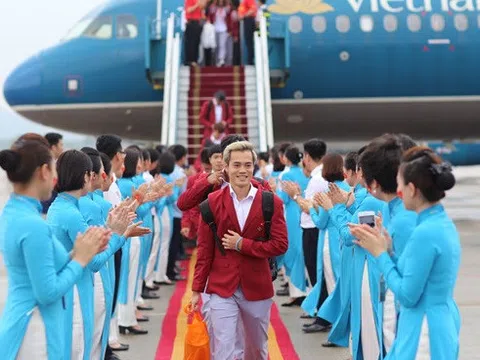 Nhìn lại khoảnh khắc đúng chuẩn nam thần của các cầu thủ Olympic Việt Nam khi về nước
