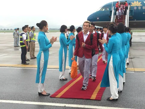 Olympic Việt Nam rạng rỡ tại sân bay Nội Bài trước sự chào đón hân hoan của các CĐV 