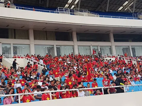 SVĐ Mỹ Đình rợp sắc đỏ đón chào các cầu thủ Olympic Việt Nam