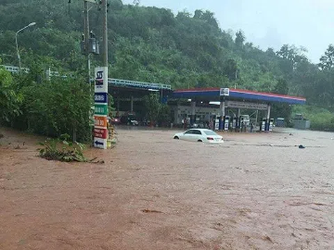 Quốc lộ 1A `hóa` sông, ngập nặng sau mưa lớn