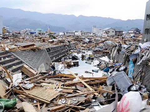 Đang hứng chịu bão, Nhật Bản lại thêm động đất, hàng loạt nhà bị đổ sập