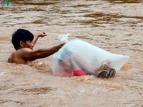 Lãnh đạo địa phương nói gì khi học sinh phải chui túi nilon đến trường?