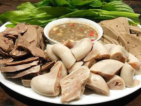 Mẹo hay luộc lòng lợn trắng tinh, hết sạch mùi hôi và chất bẩn