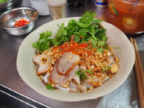 Quán phở tíu đông khách suốt 40 năm nổi tiếng trong ngõ nhỏ ở Hà Nội
