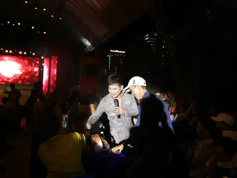 Lâm Hùng vừa hát vừa selfie trước trăm khán giả