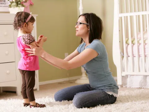 Trẻ dưới 2 tuổi sẽ biết vâng lời nếu mẹ biết nghiêm giọng nhắc nhở thay vì la mắng