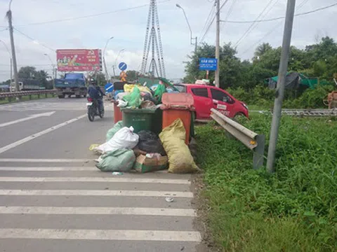 3 công nhân nhập viện vì gom phải rác có chất độc hại