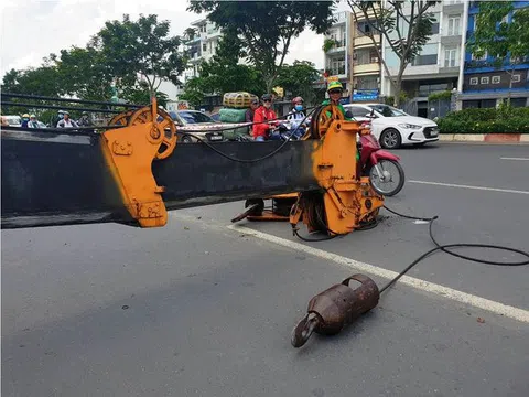 Cần cẩu đổ sập trên đường Phạm Văn Đồng khiến người dân hoảng loạn tháo chạy