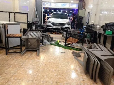 Hà Tĩnh: Ô tô 7 chỗ lao thẳng quán nhậu, 6 người bị thương 