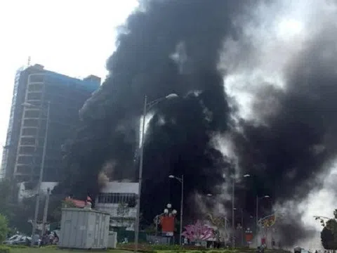 Trung tâm thương mại lớn nhất Yên Bái bốc cháy khói đen nghi ngút
