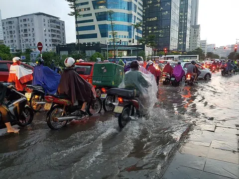 Người dân vật lộn với cảnh đường phố Hà Nội ngập lụt, tắc đường sau cơn mưa lớn 