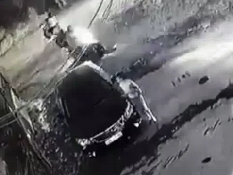 Trích xuất camera phát hiện: Người phụ nữ cào xước xe Camry để trả thù