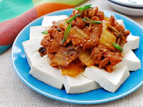 Kim chi xào thịt heo ăn kèm đậu phụ kiểu Hàn chắc chắn sẽ khiến bạn thích mê