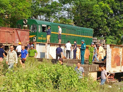 Hà Nội: 5 người bị thương do tàu hỏa đâm vào xe ô tô tải băng qua đường sắt