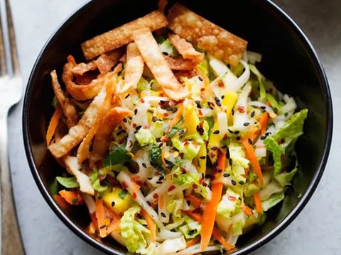 Cách làm salad gà xoài giòn nhẹ bụng mà vẫn đủ chất cho ngày cuối tuần