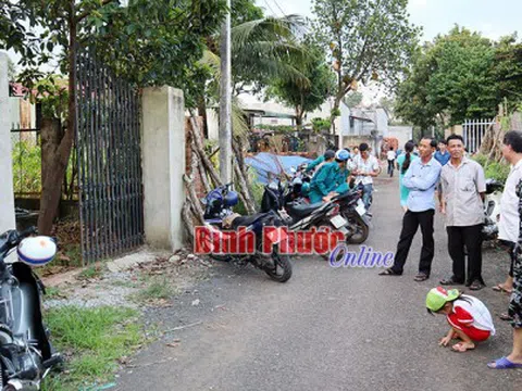Đi làm về, con gái phát hiện cha chết bên thư tuyệt mệnh