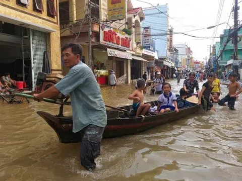 Ngập sâu khắp Cần Thơ, người dân bơi thuyền giữa phố