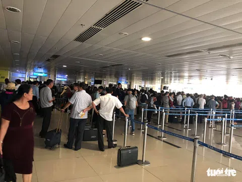 Sân bay Tân Sơn Nhất bị ùn ứ vì 2 lần mất điện trong sáng nay
