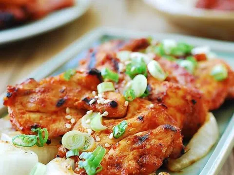 Học người Hàn Quốc cách làm gà nướng cay ngon tuyệt
