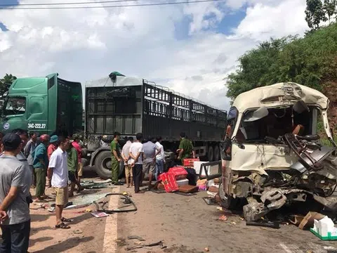 Xe khách đối đầu xe tải, ít nhất 12 người bị thương 