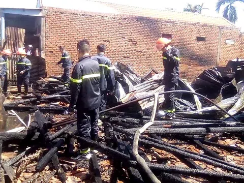 Cháy lớn ở Đắk Lắk, 3 căn nhà bị thiêu rụi
