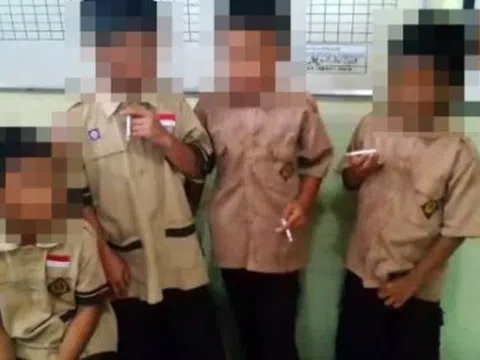 Hiệu trưởng Indonesia bắt học sinh 8 tuổi hút thuốc lá để trừng phạt