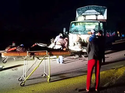Nghệ An: Xe máy đối đầu xe tải, 3 người tử vong