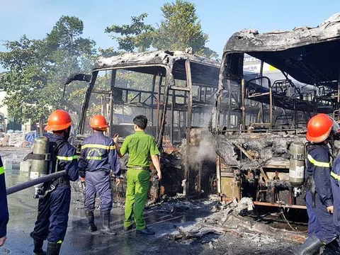 Đà Nẵng: 2 xe giường nằm bốc cháy dữ dội, kèm nổ lớn trong bến