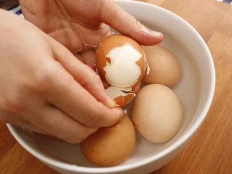 Bí quyết bóc vỏ trứng cực nhanh, cực dễ, là phụ nữ ai cũng nên biết