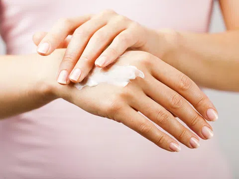 Cách chăm sóc da tay mềm mịn giữa thời tiết mùa đông lạnh giá