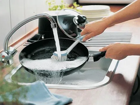 8 sai lầm 99% gia đình Việt mắc phải khiến chảo chống dính thành “ổ” độc