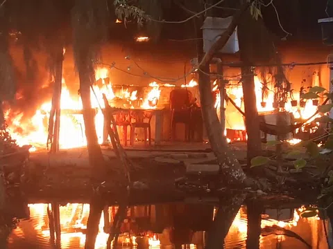 Nhà cấp 4 ở khu câu cá Hồ Tràm cháy dữ dội, người dân hốt hoảng tháo chạy
