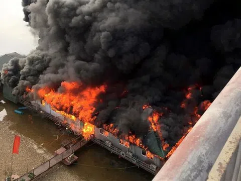 Cháy dữ dội thiêu rụi nhà hàng nổi trên sông Lô