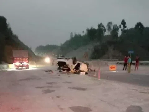 3 người bị thương nặng khi xe ô tô đâm vào rọ đá trên cao tốc Nội Bài - Lào Cai
