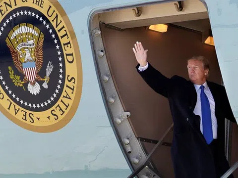 Tổng thống Trump lên Air Force One để tới Việt Nam