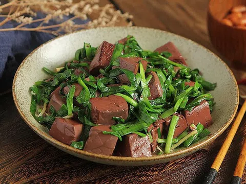 Thải độc, bổ sung vi chất bằng món huyết heo xào vừa ngon vừa dễ làm