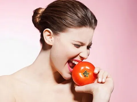 Mẹo hay 1 quả cà chua có ngay 4 cách làm trắng da