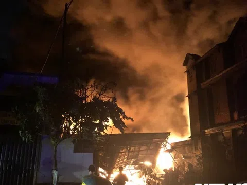 Cháy lớn tại kho chứa dầu ở ven TP.HCM, hàng trăm cảnh sát dập lửa trong đêm tối