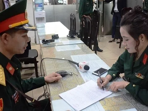 Người phụ nữ giả danh sĩ quan quân đội khai mặc quân phục chụp ảnh khoe mẽ