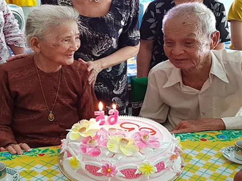 Cụ ông 96 tuổi thổi nến, cắt bánh kem cùng người yêu cũ sau 65 năm xa cách