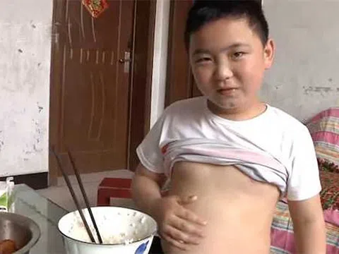 Cậu bé 11 tuổi cố tăng 40 kg để cứu cha