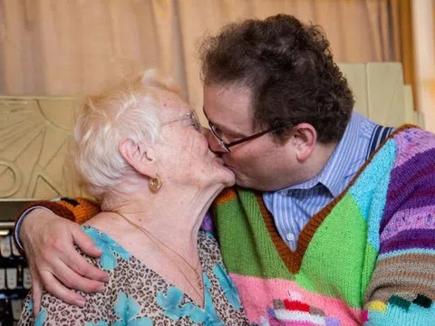 Cụ bà 83 hơn chồng 40 tuổi vẫn yêu đương “bùng cháy”