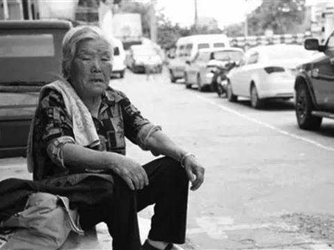 Bà 80 tuổi dành 8 tiếng mỗi ngày chờ cháu nội ở cổng trường 